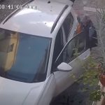 Ladro goffo a Sassari, ruba un vaso ma dimentica il freno a mano