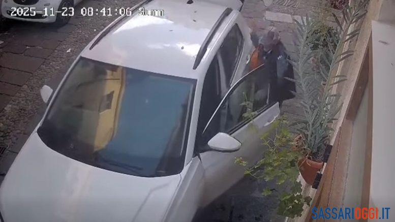 Ladro goffo a Sassari, ruba un vaso ma dimentica il freno a mano