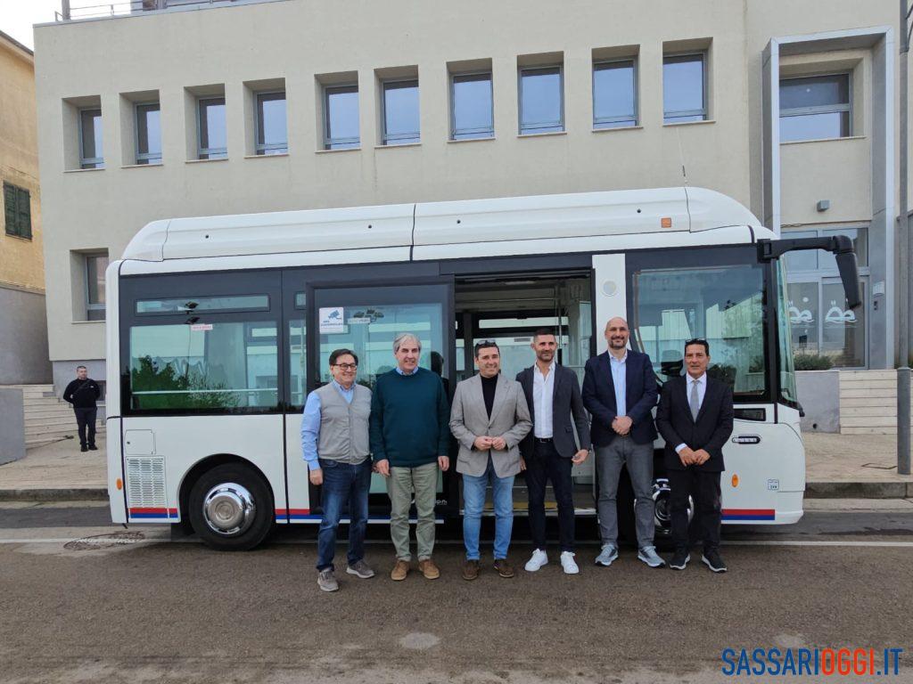 Porto Torres inaugura l'autobus elettrico per una mobilità green
