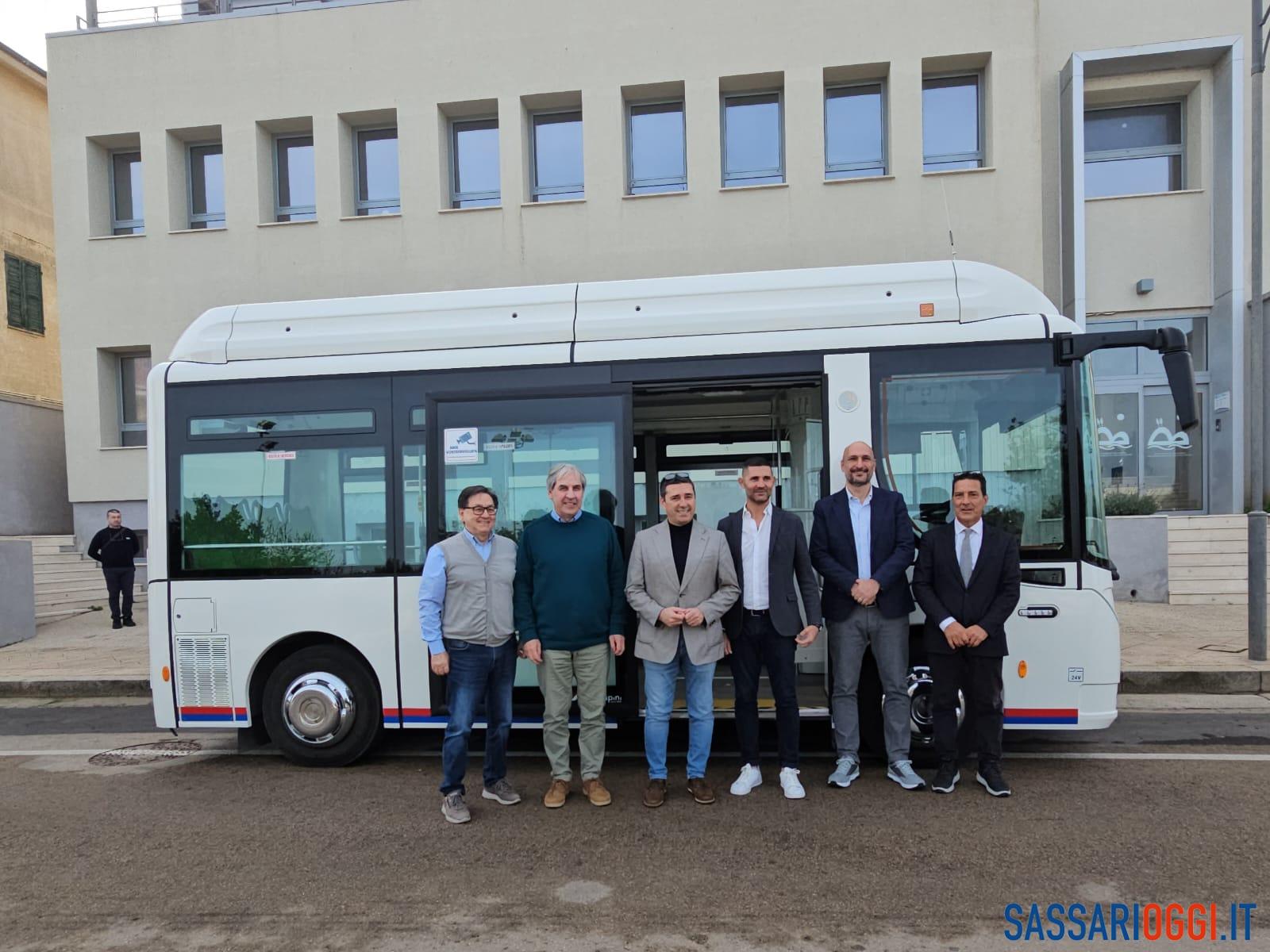 Porto Torres inaugura l'autobus elettrico per una mobilità green