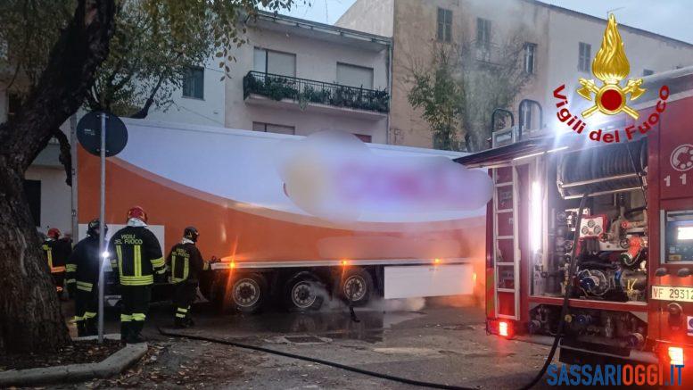 Camion in fiamme ad Alghero, i vigili del fuoco evitano il peggio
