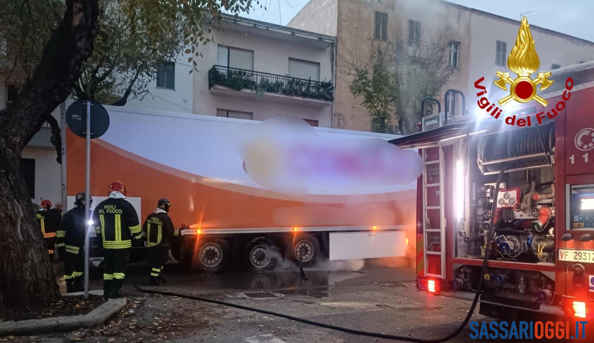 Camion in fiamme ad Alghero, i vigili del fuoco evitano il peggio