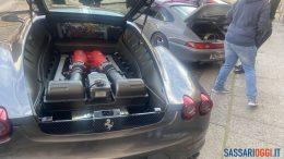 Le auto storiche sfilano nel centro di Sassari insieme a Babbo Natale