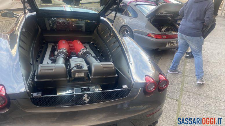 Le auto storiche sfilano nel centro di Sassari insieme a Babbo Natale