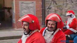 Il sindaco di Sassari tra le vie di Sassari vestito da Babbo Natale