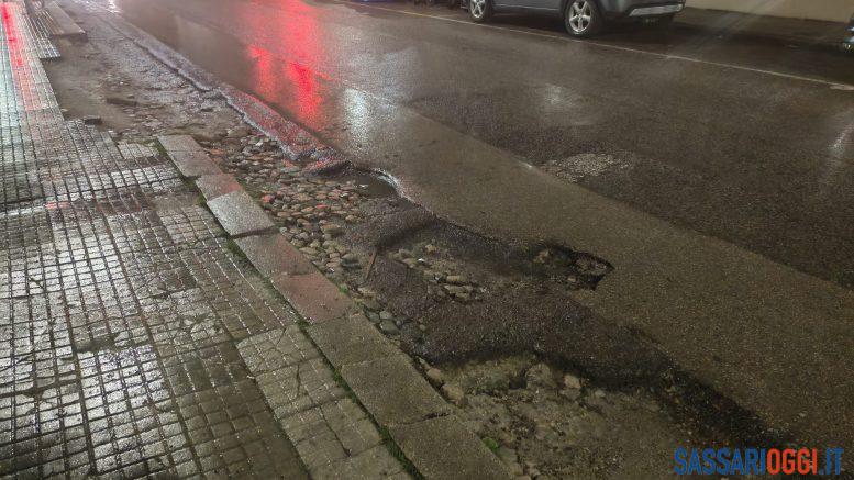 Marciapiede disastrato, paura per un anziano in via d'Annunzio a Sassari