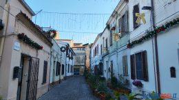 Nel centro storico di Sassari via delle Rose addobbata a festa dai residenti