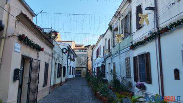 Nel centro storico di Sassari via delle Rose addobbata a festa dai residenti