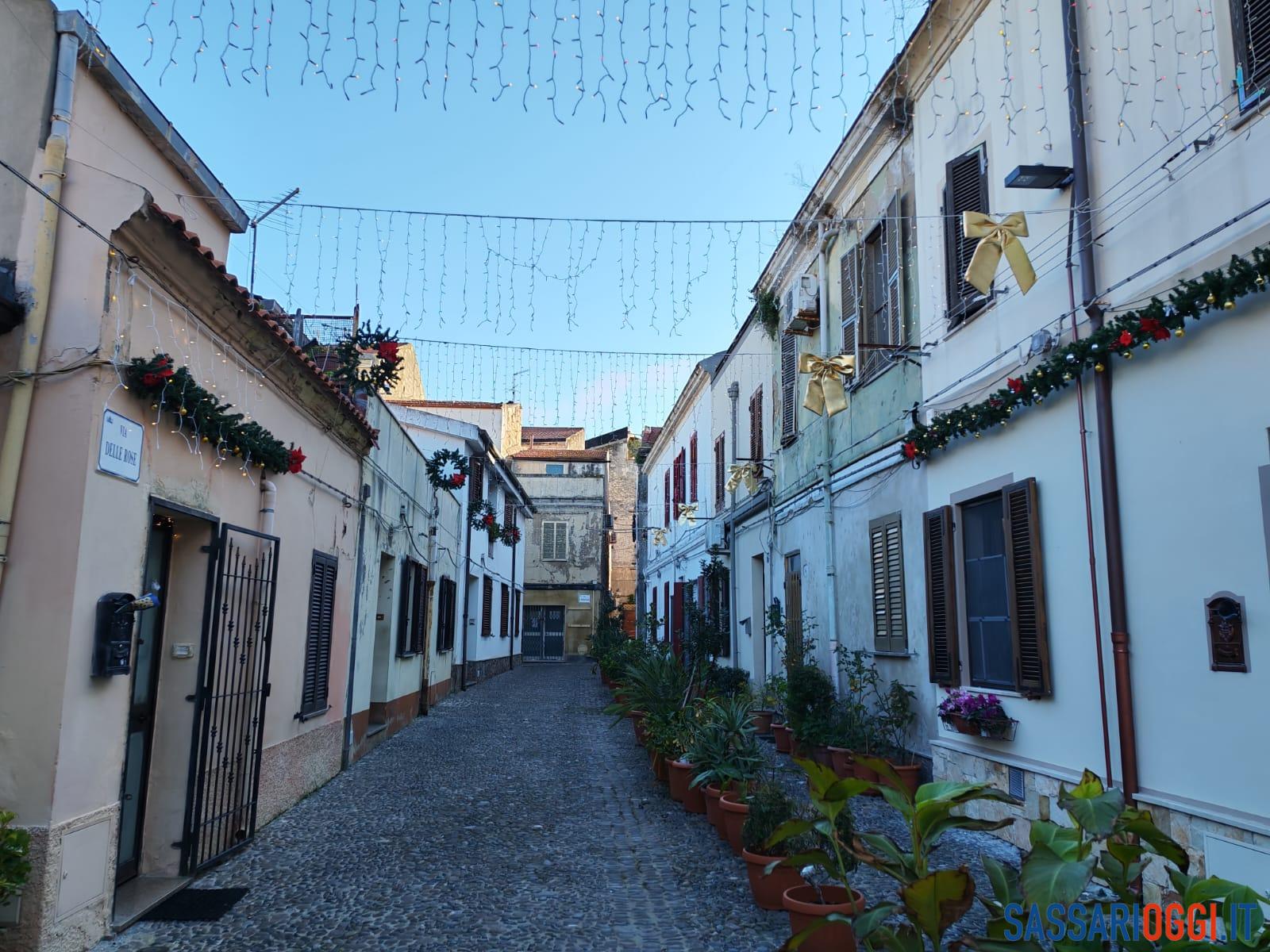 Nel centro storico di Sassari via delle Rose addobbata a festa dai residenti