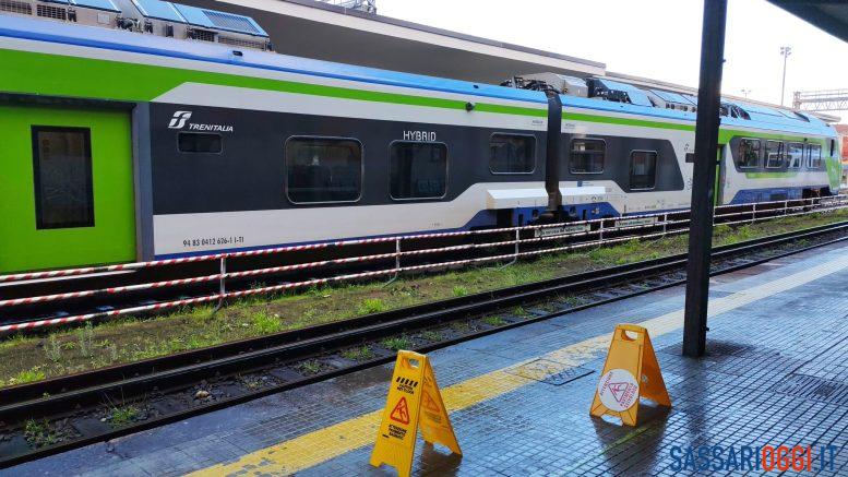 Piove dentro la stazione ferroviaria di Sassari, tra incuria e degrado
