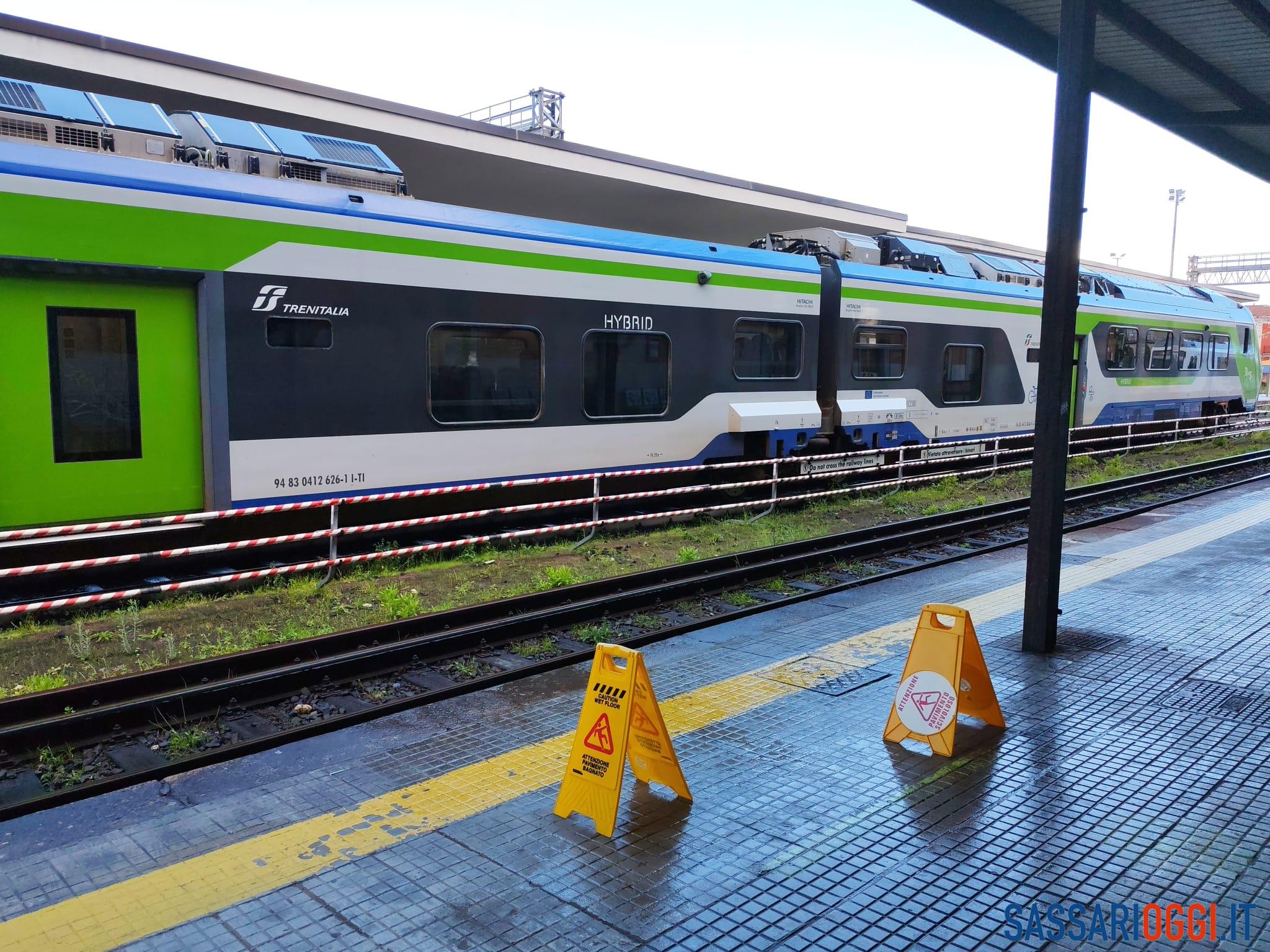 Piove dentro la stazione ferroviaria di Sassari, tra incuria e degrado