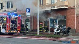 Allarme nel centro di Sassari, in fiamme un negozio di fiori