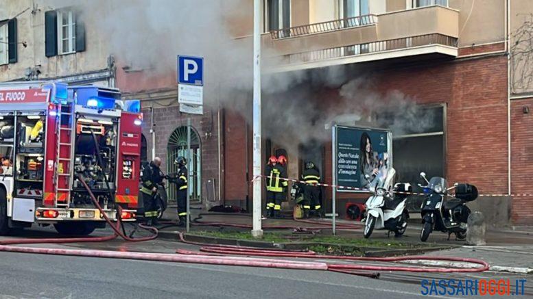 Allarme nel centro di Sassari, in fiamme un negozio di fiori