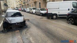 Auto in fiamme nel centro di Alghero, scatta l'allarme