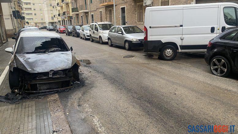 Auto in fiamme nel centro di Alghero, scatta l'allarme