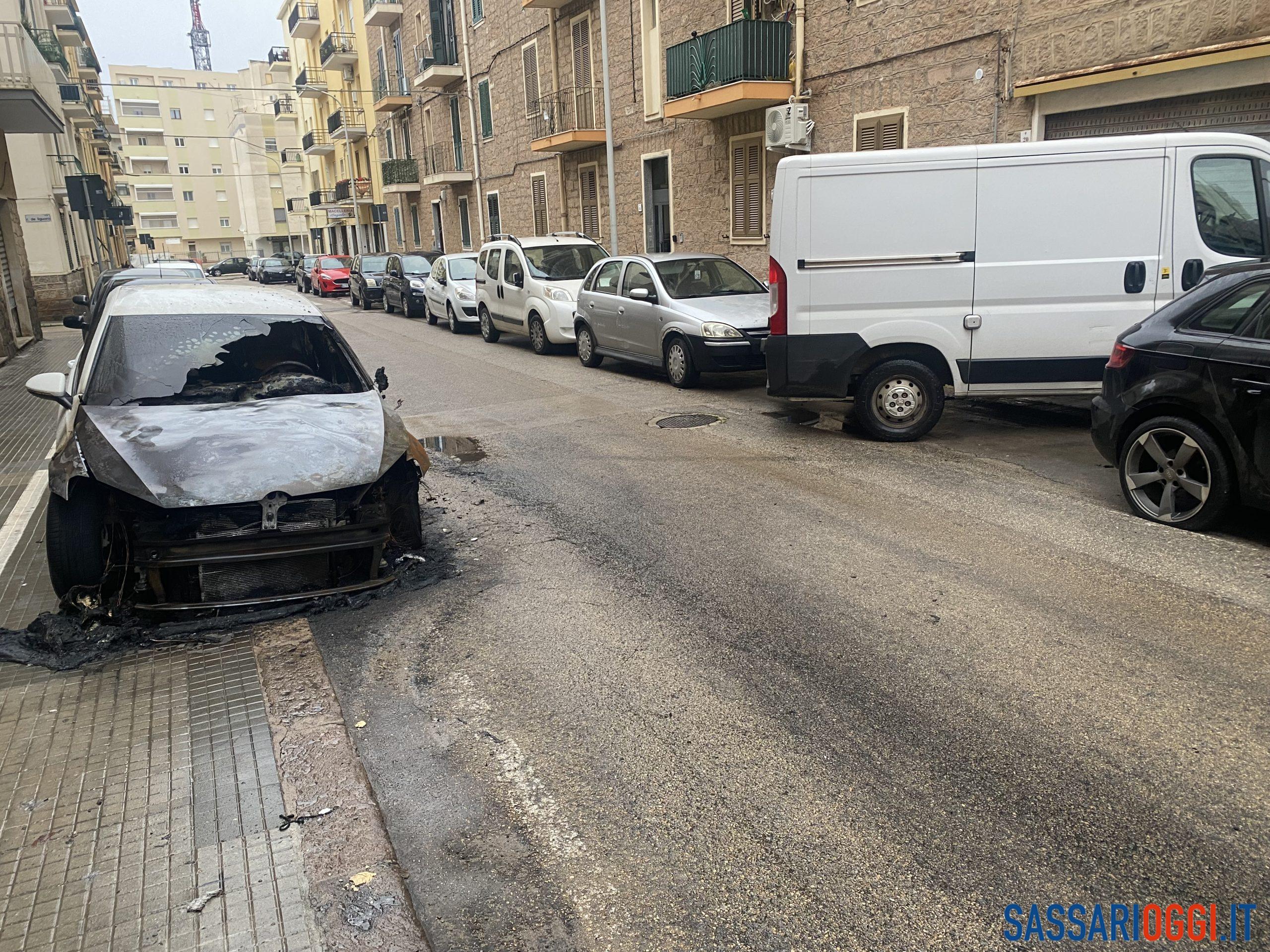 Auto in fiamme nel centro di Alghero, scatta l'allarme