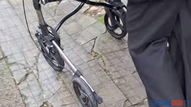 Anziana rischia di cadere, marciapiedi disastrati nel quartiere di Luna e Sole a Sassari