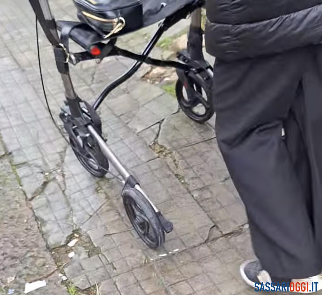 Anziana rischia di cadere, marciapiedi disastrati nel quartiere di Luna e Sole a Sassari