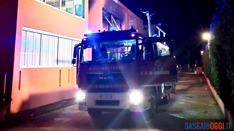 Incendio in una casa di Alghero, in salvo proprietario e cane