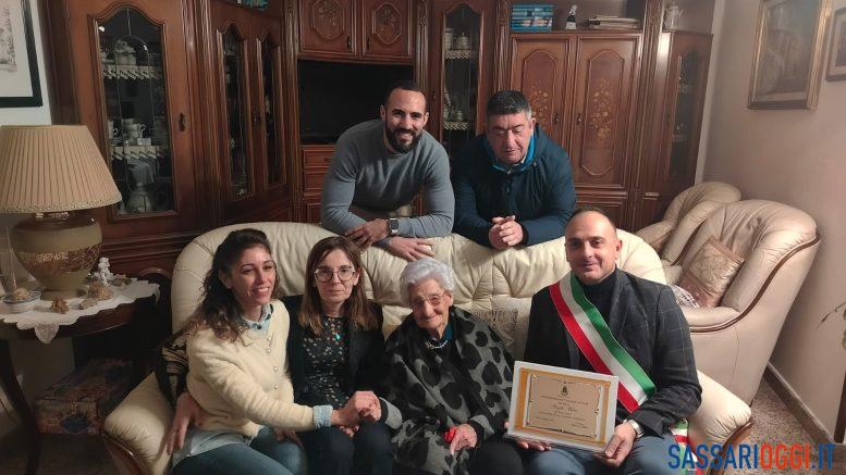 Osilo festeggia i 100 anni della nonnina Angela Mulas