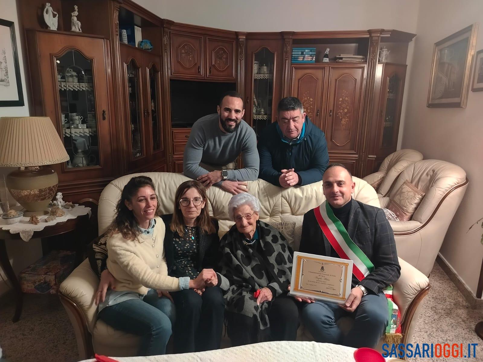 Osilo festeggia i 100 anni della nonnina Angela Mulas