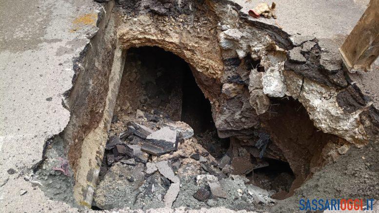 Si rompe una condotta dell'acqua e cede la strada a Sassari