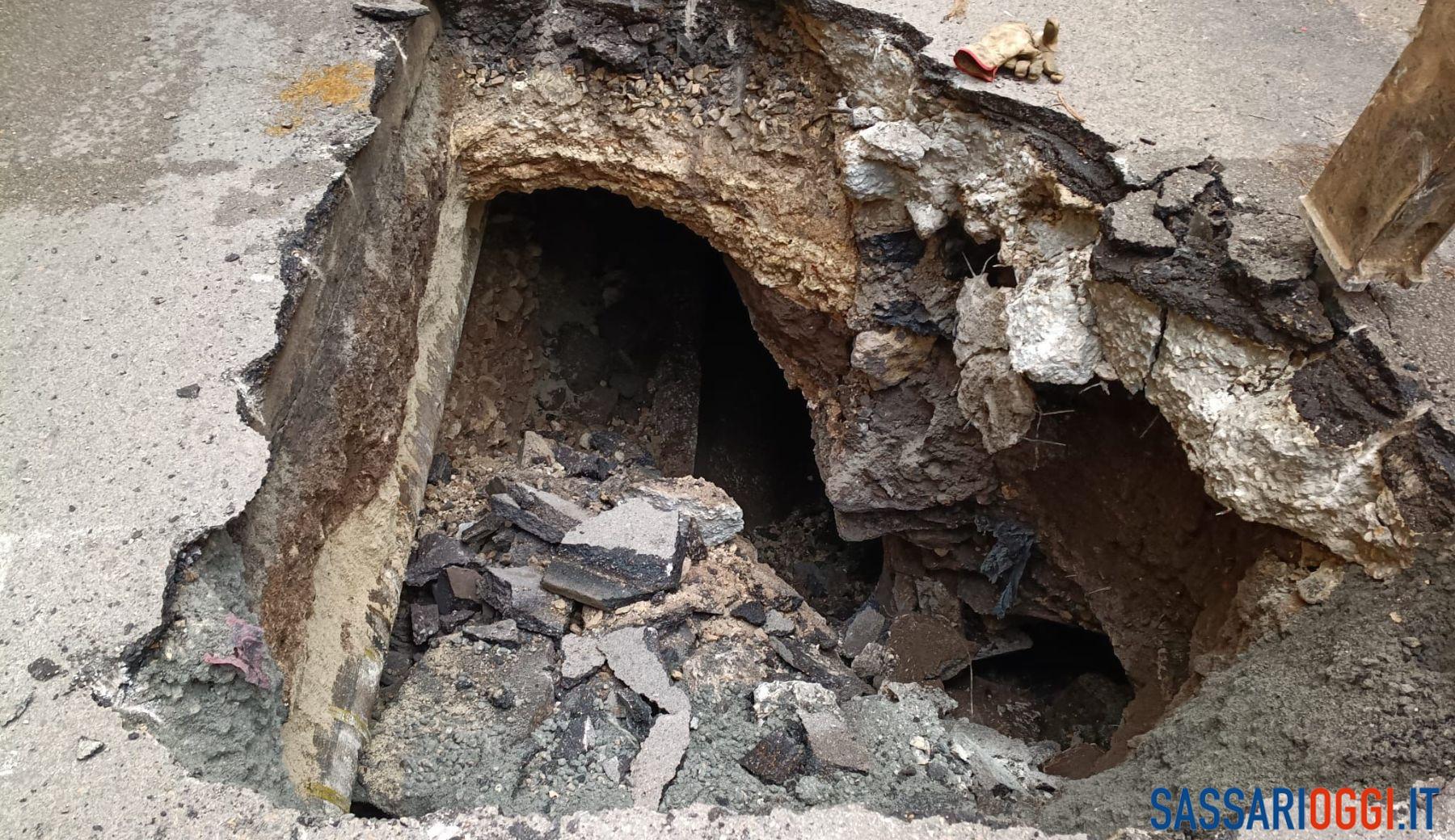 Si rompe una condotta dell'acqua e cede la strada a Sassari