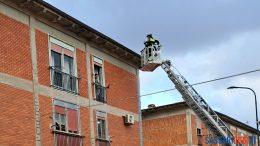Vento forte a Sassari, grondaia pericolante