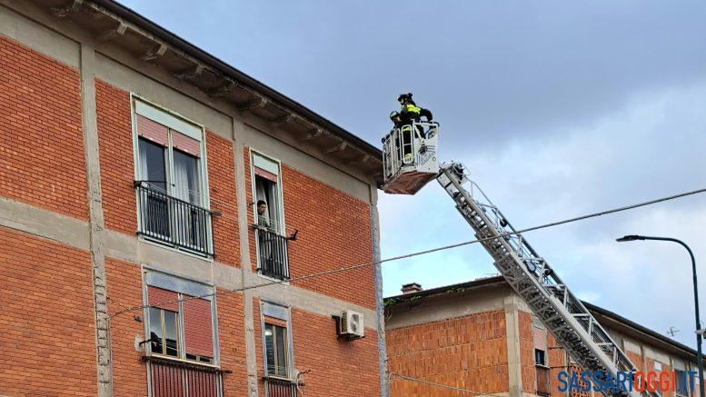 Vento forte a Sassari, grondaia pericolante