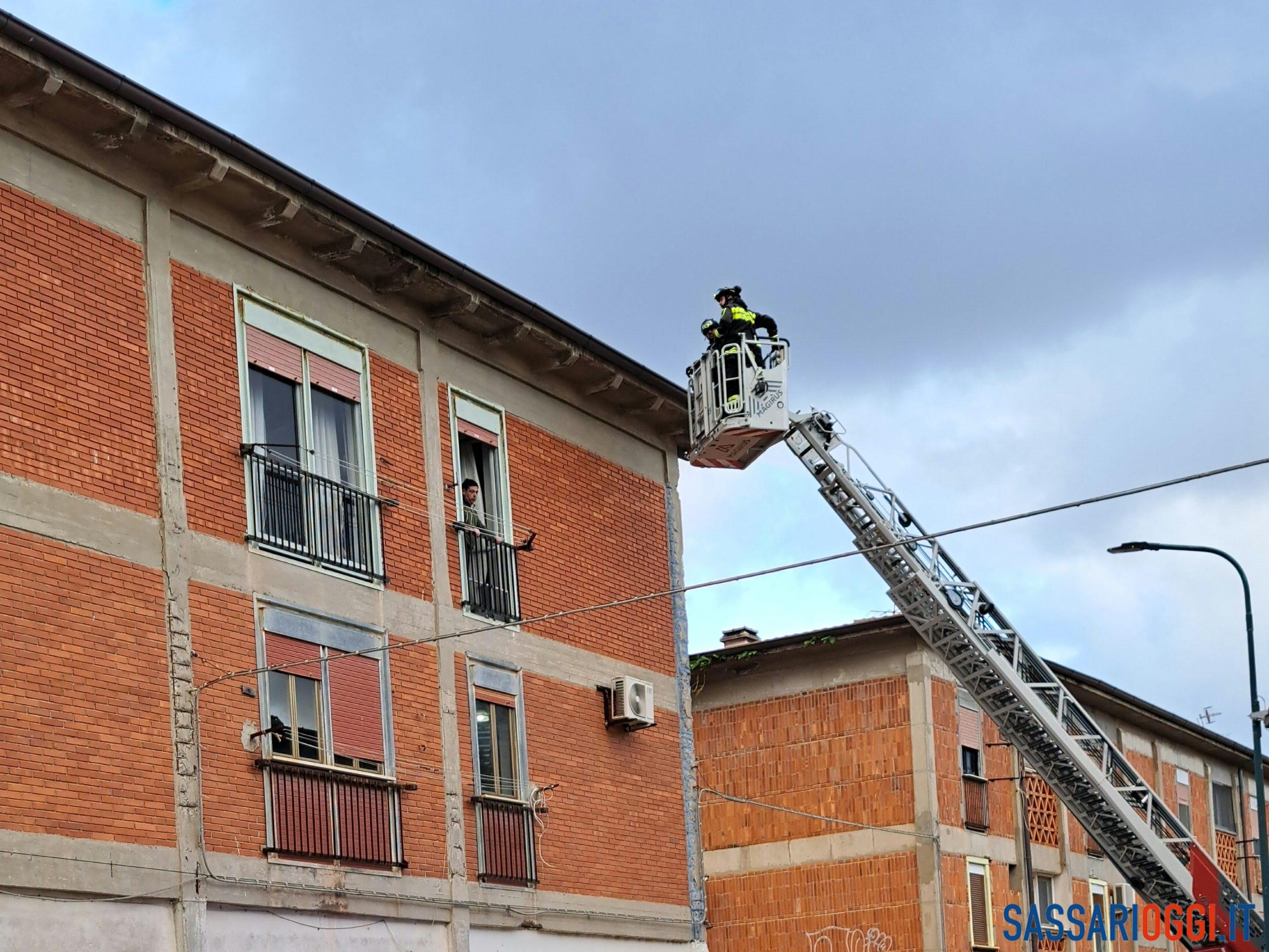 Vento forte a Sassari, grondaia pericolante