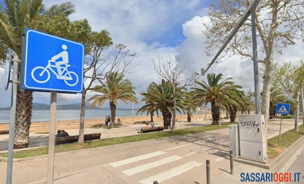 Prende in braccio una bambina e la bacia sul lungomare di Alghero, denunciato