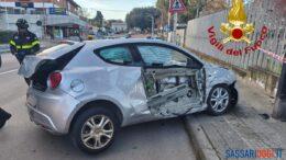 Incidente a Sassari, auto contro i piloni pubblicitari due feriti