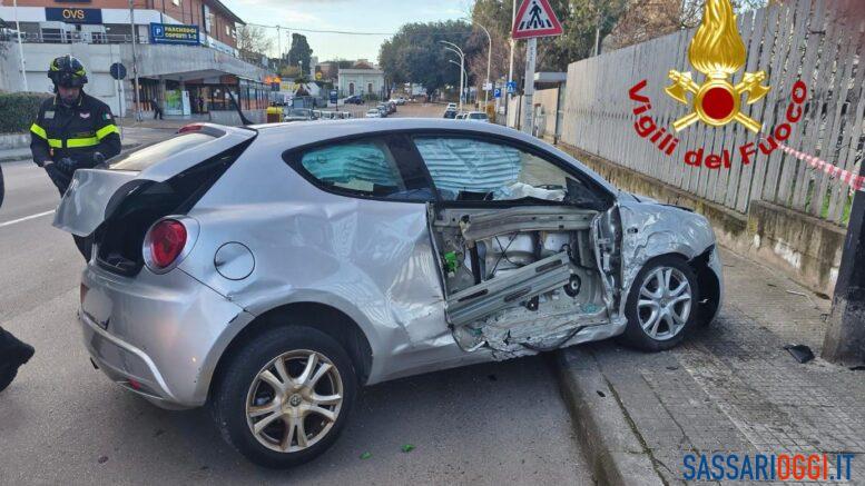 Incidente a Sassari, auto contro i piloni pubblicitari due feriti