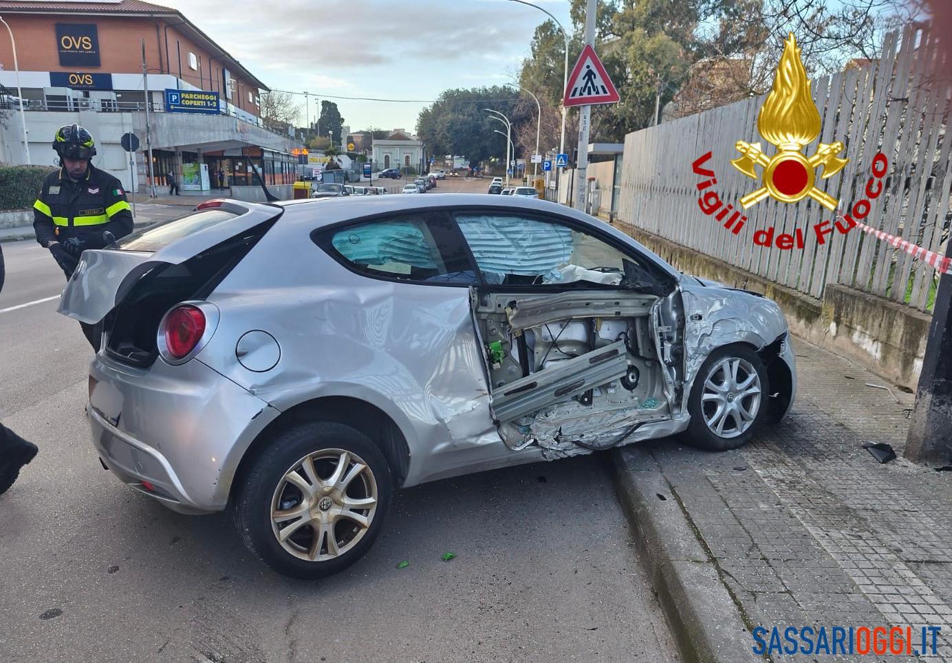 Incidente a Sassari, auto contro i piloni pubblicitari due feriti