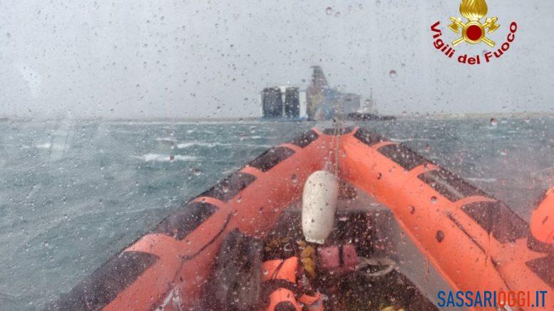 La nave rompe gli ormeggi, allarme nel porto di Porto Torres