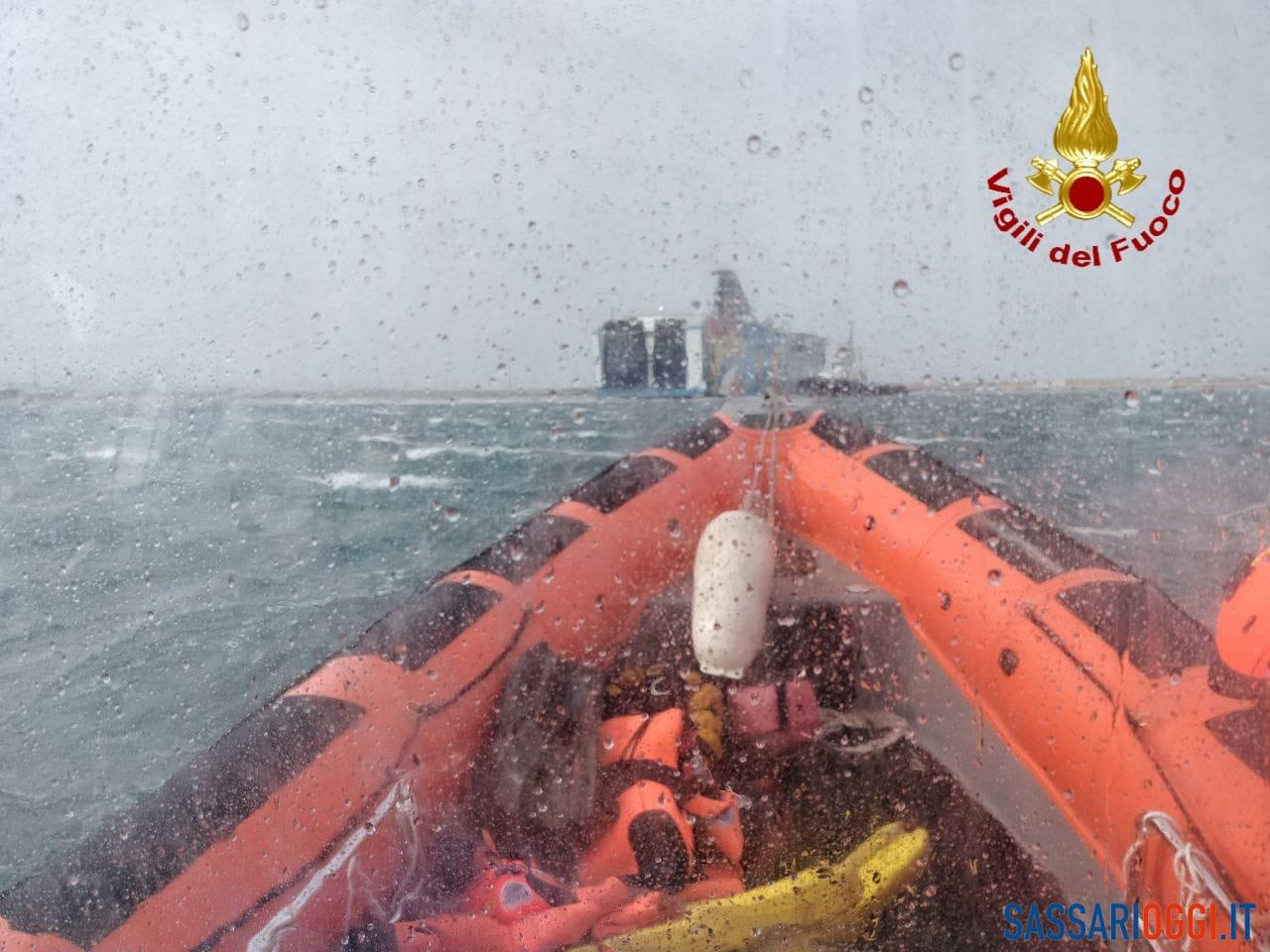 La nave rompe gli ormeggi, allarme nel porto di Porto Torres