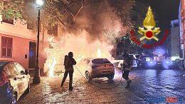 Notte di fuoco nel centro storico di Sassari, in fiamme auto e moto