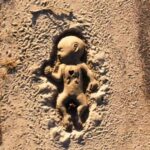 Sulla spiaggia di Platamona il ricordo nella sabbia del piccolo Domenico