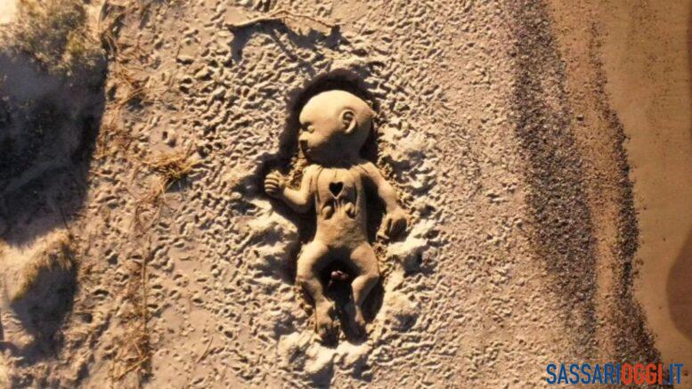 Sulla spiaggia di Platamona il ricordo nella sabbia del piccolo Domenico