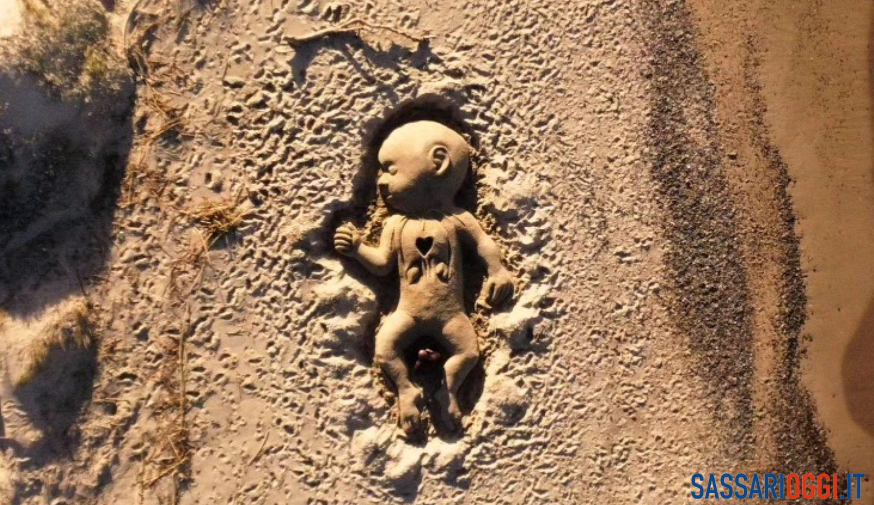 Sulla spiaggia di Platamona il ricordo nella sabbia del piccolo Domenico