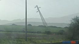 Vento e maltempo, a Sassari si inclina un traliccio elettrico