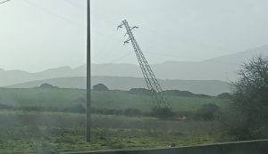 Vento e maltempo, a Sassari si inclina un traliccio elettrico