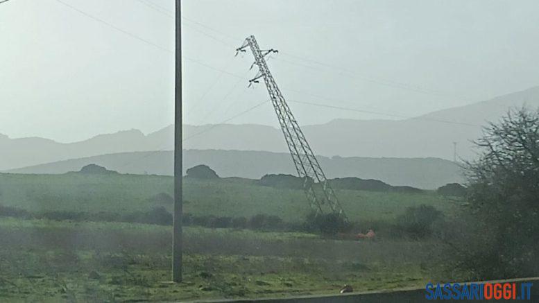 Vento e maltempo, a Sassari si inclina un traliccio elettrico