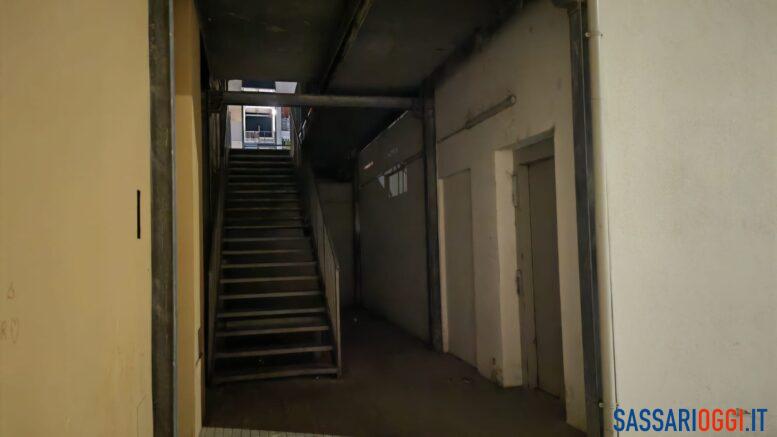 Case popolari senza luce e con ascensore fuori uso a Sassari