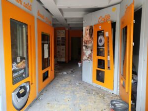 Degrado e incuria sotto il grattacielo di piazza Castello a Sassari