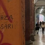 Nei portici del centro di Bologna compare la scritta Forza Sassari