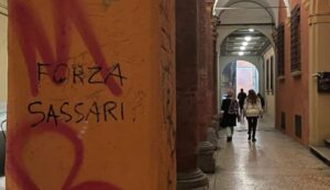 Nei portici del centro di Bologna compare la scritta Forza Sassari