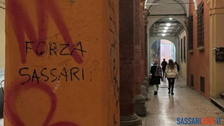 Nei portici del centro di Bologna compare la scritta Forza Sassari