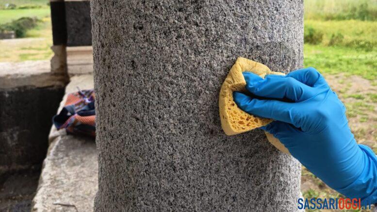 Scritta sulla colonna della basilica di Saccargia, al via il restauro