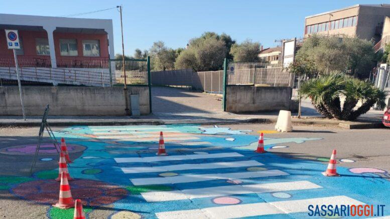 Street art sulle strisce pedonali vicino alle scuole di Alghero